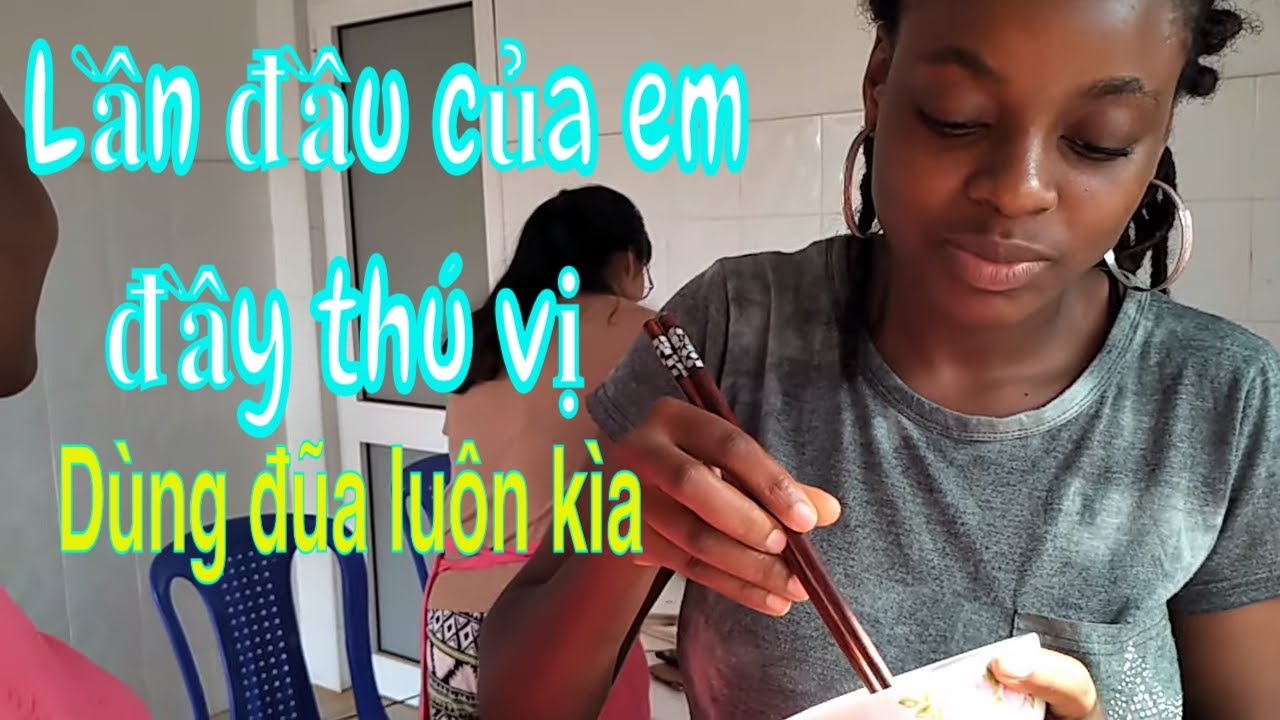 Cô gái châu Phi lần đầu ăn thử mắm, muối, mì chính cơm rang Việt (-0001)