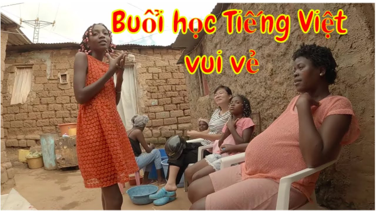 Cô gái Châu Phi dậy Tiếng Việt cho các em nhỏ (2022)
